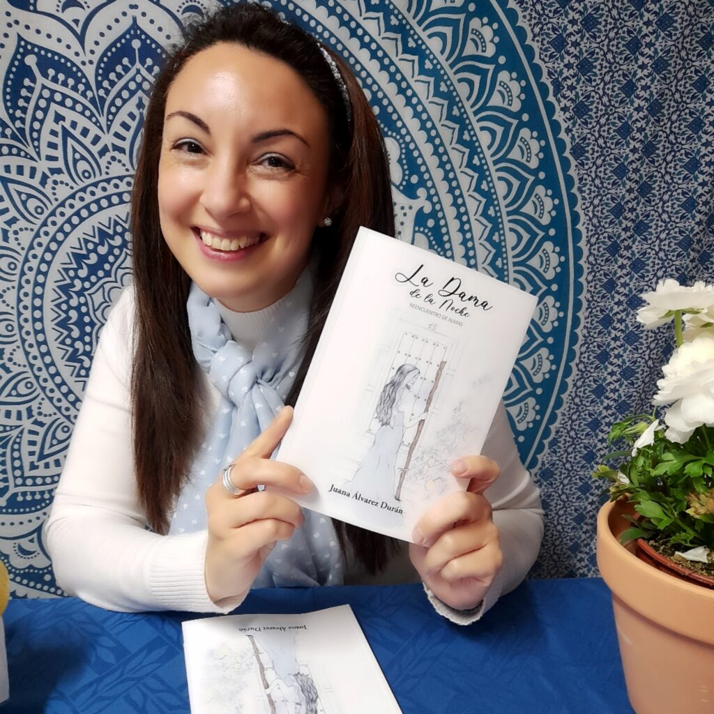 Juana Álvarez mostrando la portada de su libro La Dama de la Noche