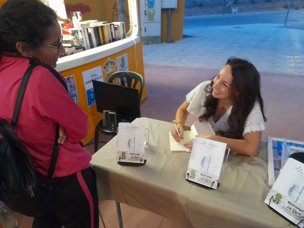 La escritora Juana Álvarez Durán en la Feria del Libro de Herrera en Sevilla