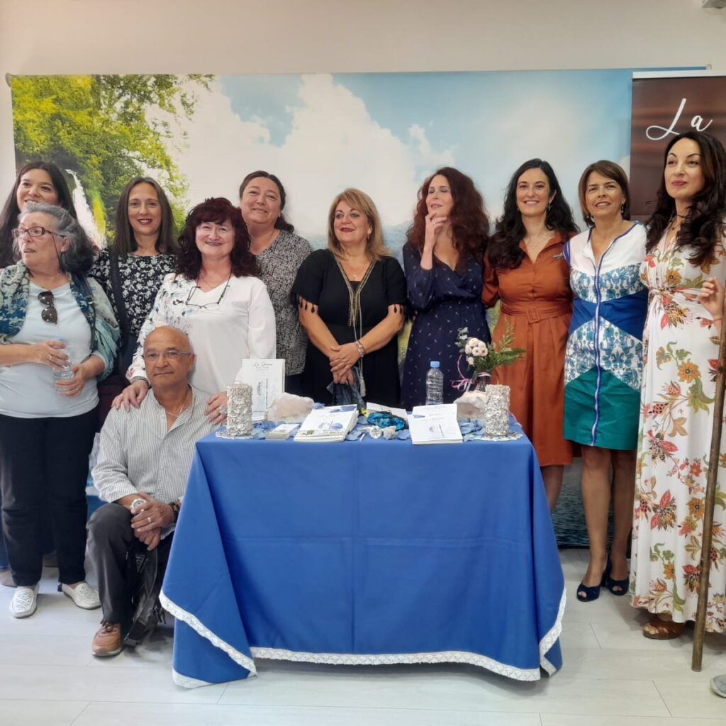 La escritora Juana Álvarez durante la primera presentación pública de su libro La Dama de la Noche: Reencuentro de Almas en Málaga