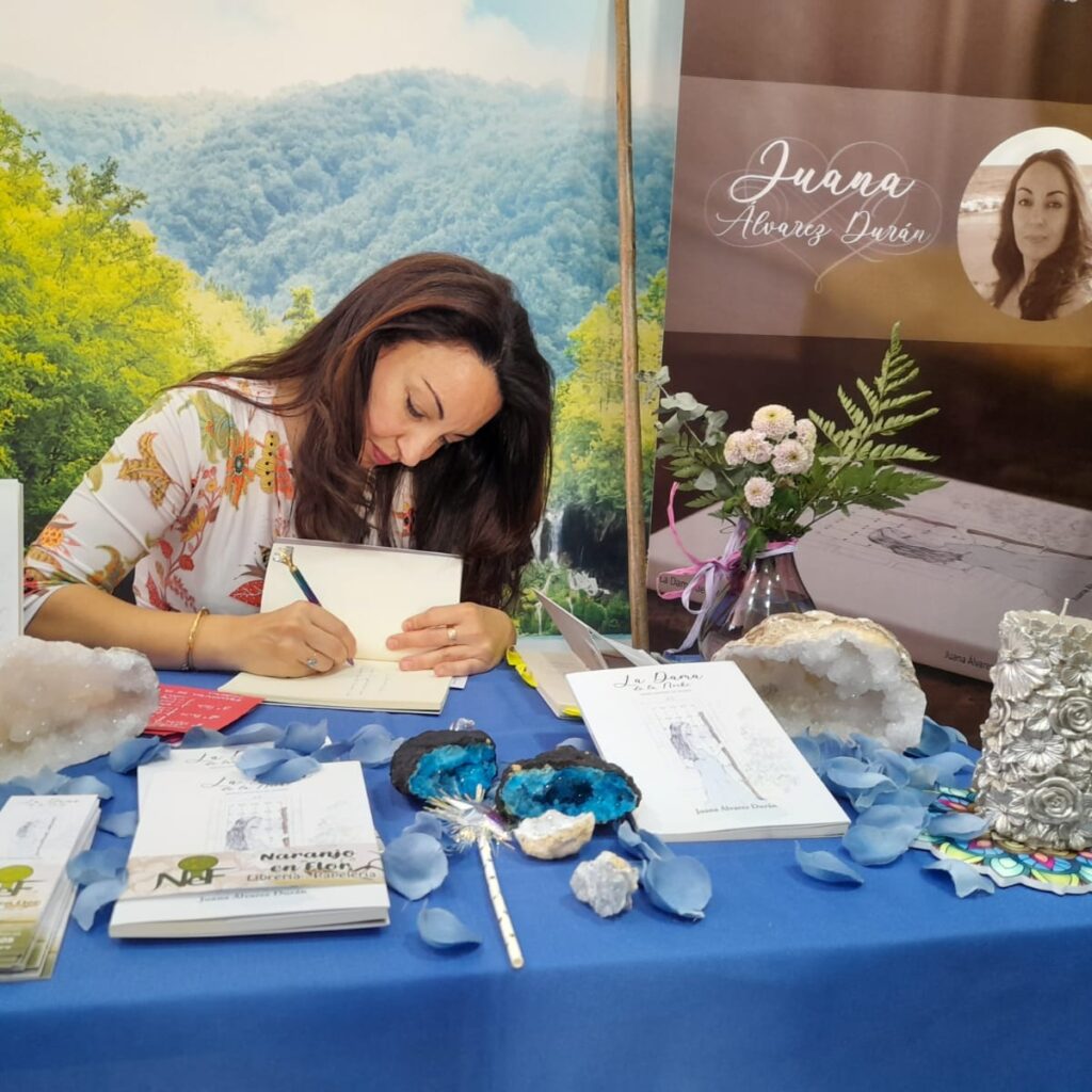 La escritora Juana Álvarez en una presentación de su libro La Dama de la Noche: Reencuentro de Almas